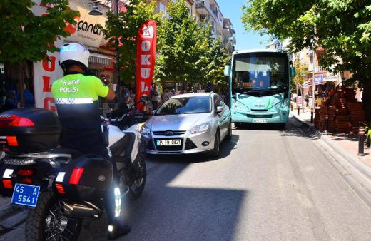 Park yasağına uymayanları kızıp yolu kapattı