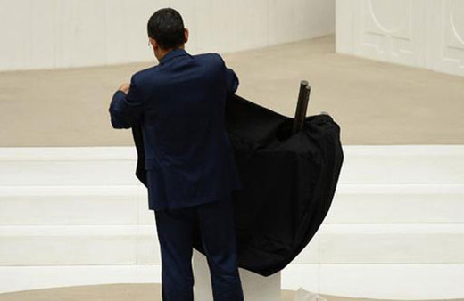 Meclis kürsüsünü siyah örtüyle kapladı