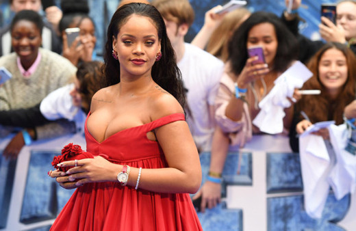 Rihanna kilolu hali ile de büyülüyor