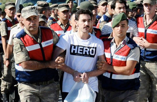 FETÖ'cü Gökhan Güçlü'ye 'Hero' tişörtünü bakın kim göndermiş