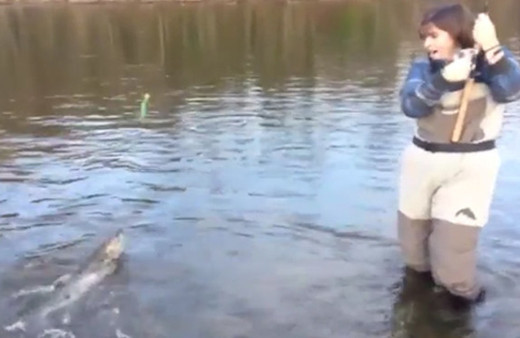 Yakaladığı balıktan ölümüne korkan kadın