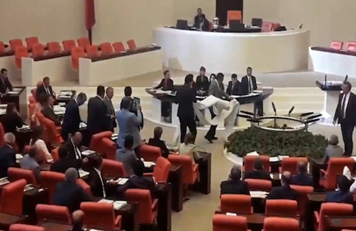 CHP'li Tanrıkulu'dan Meclis'de protesto