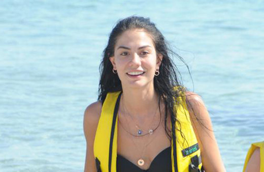 Dizideki ve  gerçek ablasıyla tatile çıktı