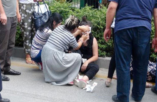 Genç kızlar şoke oldu yardıma ilk onlar koştu