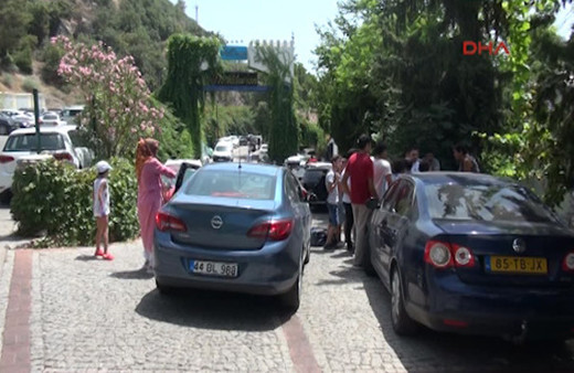 Tatilciler otel kapısında kaldı