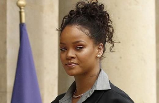 Rihanna giydiği kıyafet ile olay oldu