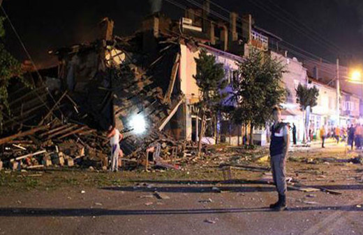 Tüp patladı, 2 katlı bina yıkıldı