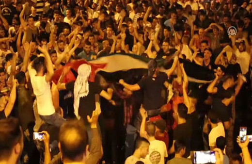  Mescid-i Aksa'nın kapısındaki bariyerler kaldırıldı! Kudüs halkı kutlama yaptı