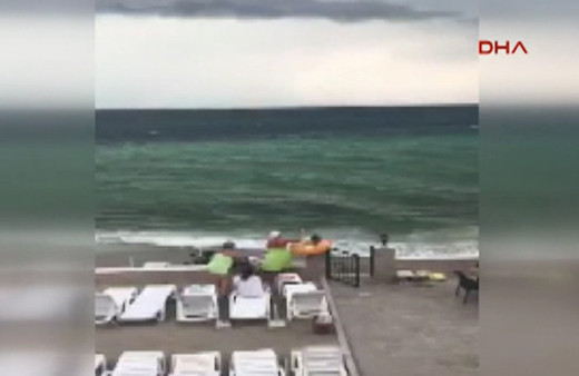 Avşa Adası'nda fırtına hayatı felç etti