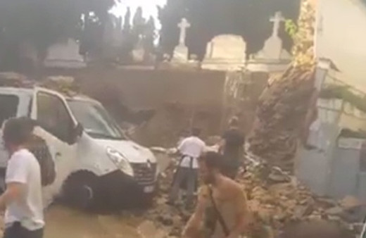 Şişli'de mezarlık duvarı çöktü yaralılar var