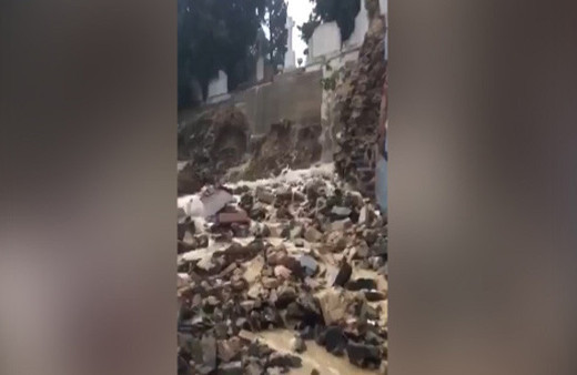 Şişli Osmanbey de mezarlık durağı çöktü: 4 kişi göçük altından çıkarıldı