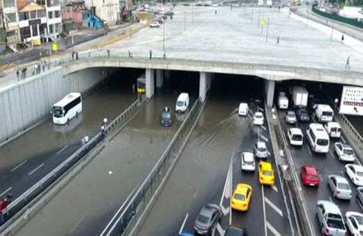 Yağmurda binlerce araç zarar gördü