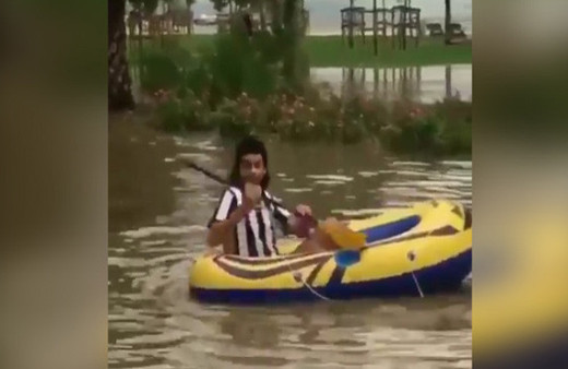 Kadıköy'de yağmur sularında yüzdüler
