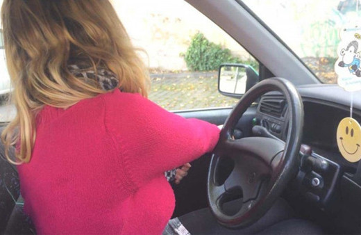 Arabanın kapısını açma şekline bakın nedenini öğrenince siz de yapacaksınız