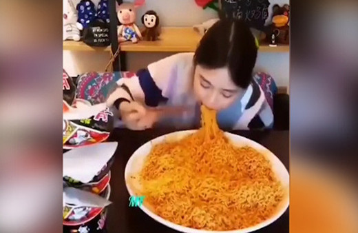 Bir tencere makarnayı çiğnemeden yutan kız!