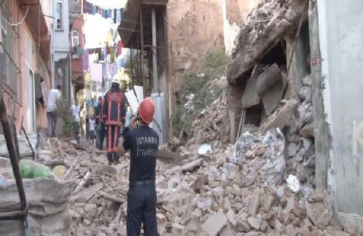 Beyoğlu'nda bina çöktü sokak kapatıldı