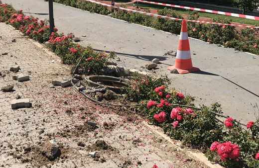 Kanalizasyon hattında sıkışan gaz bomba gibi patladı