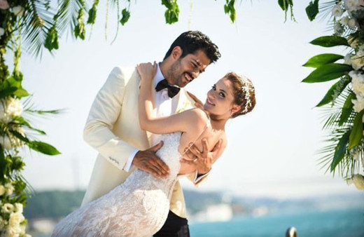 Fahriye Evcen'in 3 gelinlik giymesinin nedeni para mı?