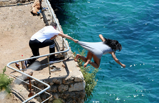 Denize atlayan genç kızı tişörtünden yakaladı ama tutamadı! Saniye saniye o anlar