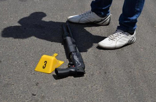 Diyarbakır karıştı önce yakınlarına sonra polise kurşun yağdırdı