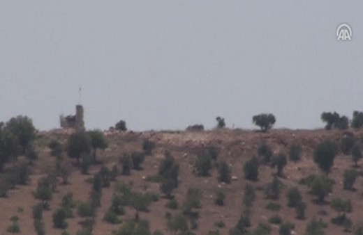 PYD'nin sınıra astığı Suriye ve Rus bayrakları 2 aydır orada!