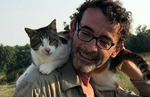 Babasından kalan mirası sokak hayvanlarına harcıyor