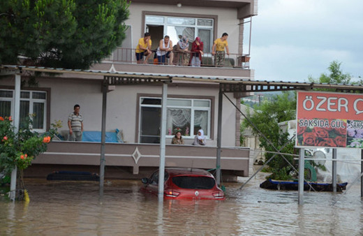 Yollar kapandı evler sular altında