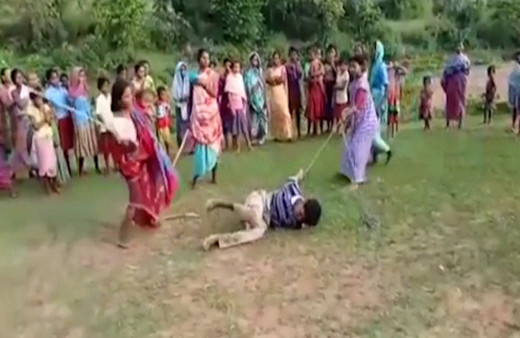 Hindistanlı kadınlar çocuk tecevüzcüsünü sopalarla dövdü