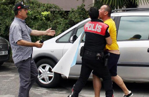 Adalet yürüyüşünü protesto ederken şortu düştü...