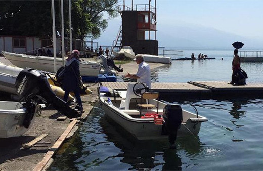 Yasağa rağmen Sapanca Gölü’nde motorla eşini gezdirdi!