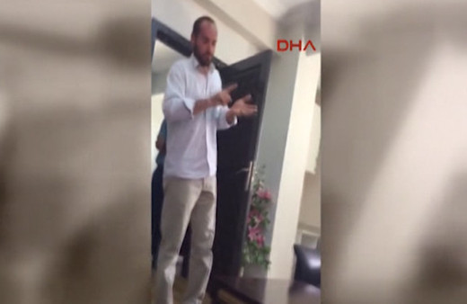 'Çocuğunu aşıya getir' diyen doktorlara sinirlenip, terör estirdi