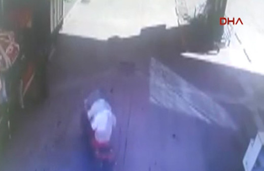 Freni patlayan motosikletin kaza anı kameralara yansıdı