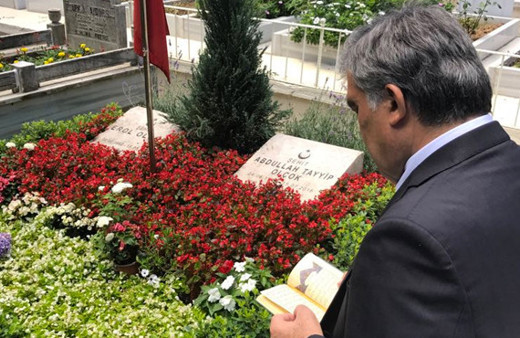 Abdullah Gül Erol Olçok ve oğlu için Kur'an-ı Kerim okudu