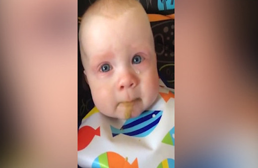 Annesinin söylediği şarkıya içlenen bebek, gözyaşlarına boğuldu