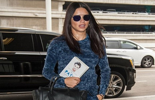 Adriana Lima'nın elinde Türk yazarın kitabı!