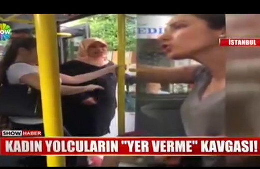 Kadın yolcuların minibüsteki yer verme kavgası kamerada 