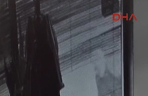 Cinayet anı kamerada! Arkasını döndüğü an hedef oldu