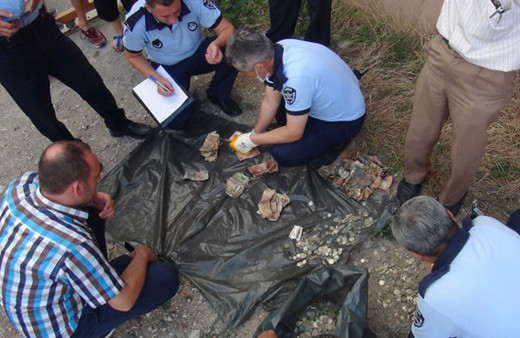 Kötü kokular gelen evden 22 kilo para çıktı