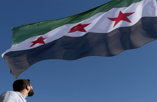 Suriye'nin Türkiye sınırına o bayrak asıldı