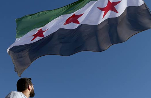 Suriye'nin Türkiye sınırına devrim bayrağı asıldı