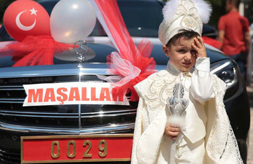Sünnet olan şehit çocuklarına 'kırmızı plakalı' araç