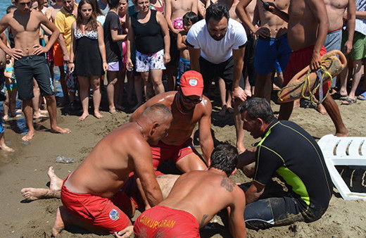 Yüzerken kalbi durdu; suni teneffüsle hayata döndü!