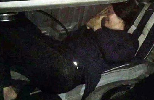 Sınırdan geçerken otomobilin bagajında yakalandı!