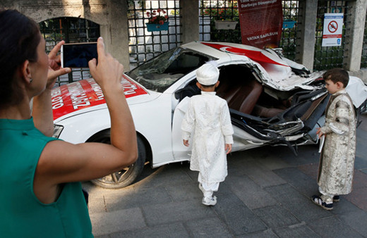 15 Temmuz'da tankın ezdiği otomobil Eyüp'te sergileniyor