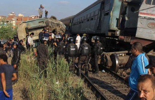 İki tren kafa kafaya çarpıştı! Onlarca ölü var