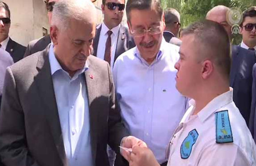 Başbakan Yıldırım'a Pasolig kartını gösteren genç