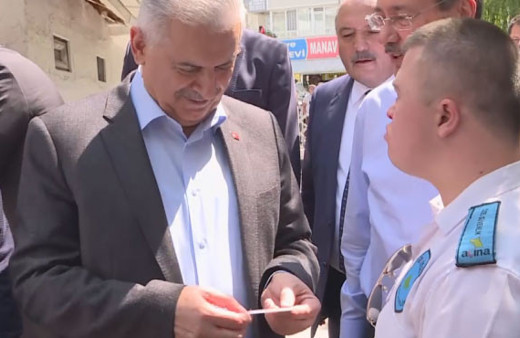 Başbakan Yıldırım'a Pasolig kartını gösterip güldürdü