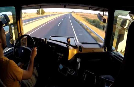 Kameraya sunuş çekerken lastiği patlayan TIR şoförü