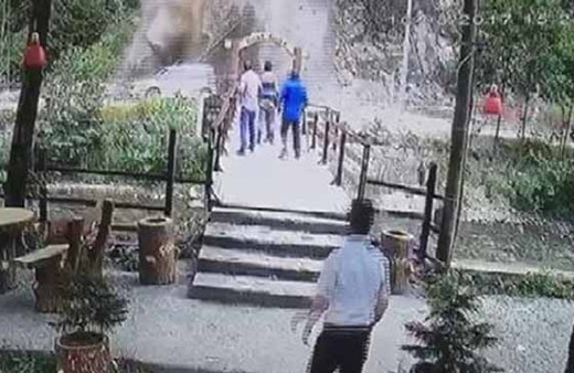 Yola düşen dev kayadan işte böyle kaçtılar