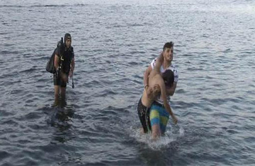 Boğulma tehlikesi geçiren kişiyi dalgıçlar kurtardı!